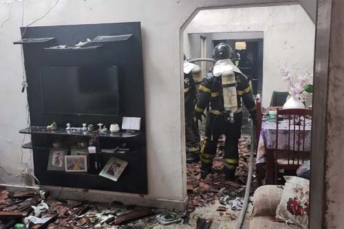 Bombeiros combatem incêndio em residência e socorrem mulher com crise hipertensiva em Maceió