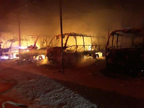 Incêndio em galpão de Rio Largo destrói 4 micro-ônibus de transporte complementar