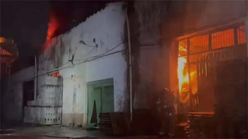 Corpo de Bombeiros combate incêndio de grandes proporções em galpão no Centro do Rio