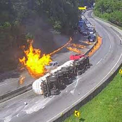 Caminhão-tanque explode em Palhoça e incendeia 25 veículos; cinco pessoas ficam feridas