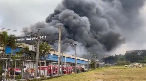 Incêndio atinge cinco galpões com material combustível na Grande São Paulo