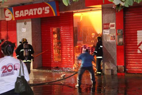 Fogo destrói loja Sapato’s na Rua do Comércio em Maceió