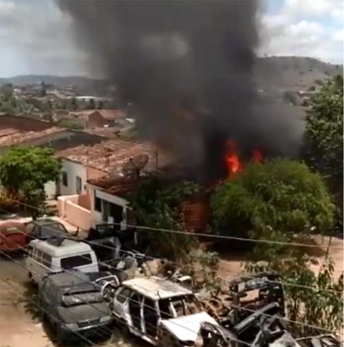 Incêndio atinge oficina mecânica em União e bombeiros são acionados