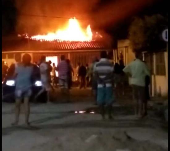 Celular carregando explode e causa incêndio em residência na Vila São Francisco