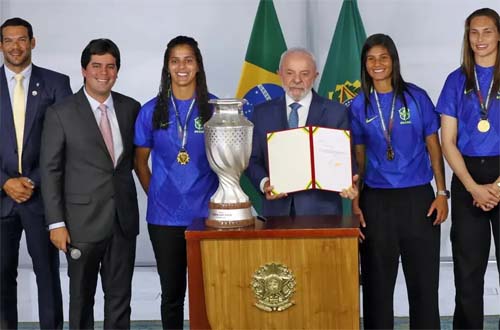 Liderança presidencial anuncia projeto de lei para promover o crescimento do futebol feminino