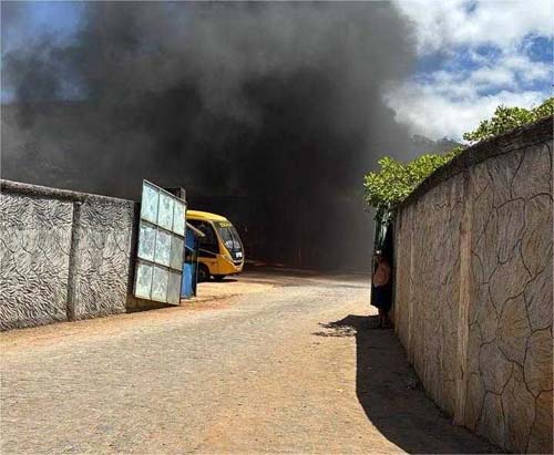 Incêndio em garagem da prefeitura destrói ônibus escolares; bombeiros acionados