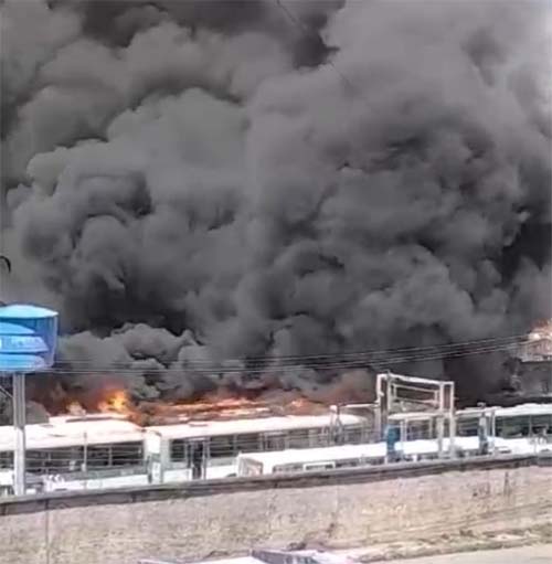 Incêndio Destrói Ônibus na Garagem da Veleiro, em Maceió