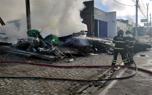 Após mais de 12 horas, madeireira conta com focos de incêndio