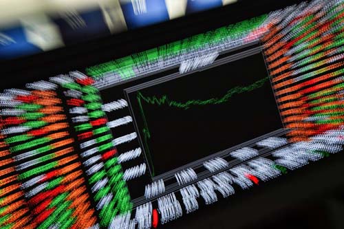Bovespa fecha em queda com alta da Selic; ações da Petrobras saltam cerca de 8%