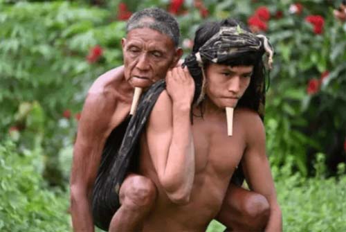 Indígena carrega o pai por 6 horas para ele tomar vacina contra Covid