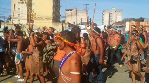 Cerca de 900 indígenas venezuelanos se refugiam no Brasil por violências