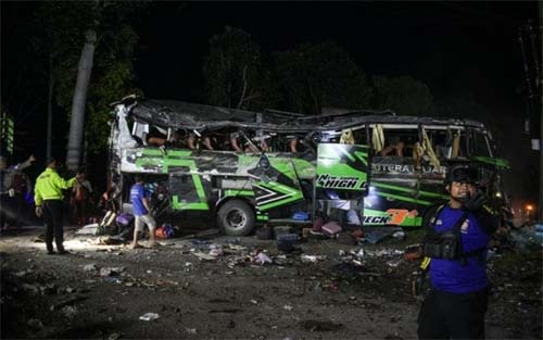 Acidente com ônibus escolar deixa 11 mortos na Indonésia