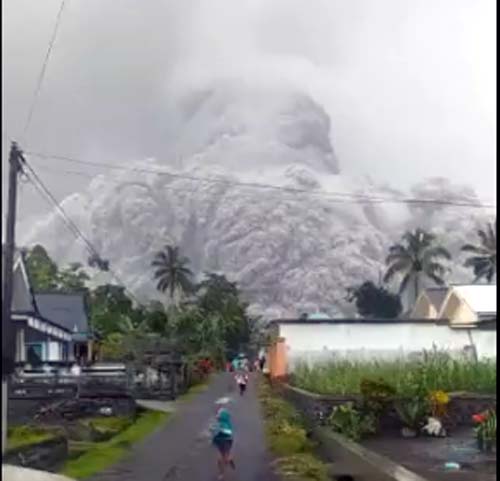Vulcão na Indonésia: moradores fogem enquanto o Monte Semeru expele uma enorme nuvem de cinzas