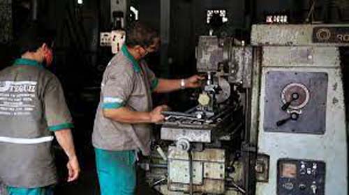 Desempenho ruim da indústria brasileira em fevereiro não surpreende, avalia economista