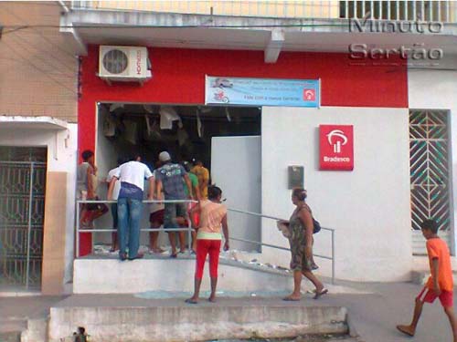 Bandidos atacam agência do Bradesco e explodem caixa eletrônico em Inhapi