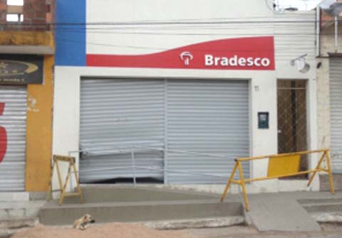 Inhapi: bando tenta explodir agência bancária, não consegue e foge deixando explosivo 