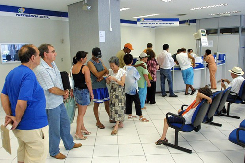 Para quem ganha mais do que 1 mínimo: INSS começa a pagar 1ª parcela do 13º