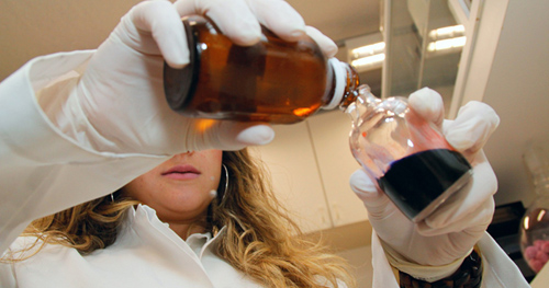 O Brasil, que no passado produzia insumos farmacêuticos, hoje depende de importação