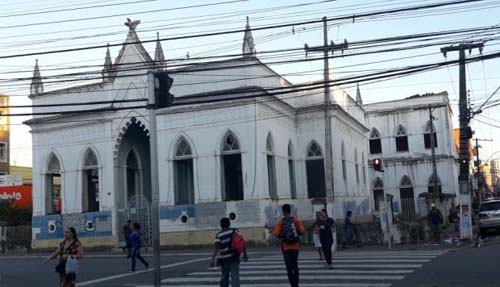 Entre o abandono e o perigo, prédios agonizam numa ameaça à história e a vida do maceioense
