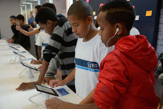 Para especialistas, pais devem acompanhar uso da internet por crianças