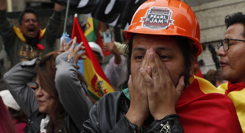 Em meio à crise na Bolívia, manifestantes invadem embaixada da Venezuela