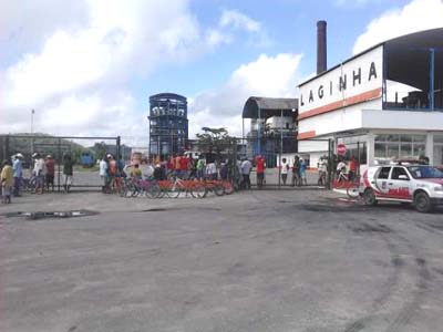 Trabalhadores bloqueiam acesso à Lajinha e invadem esplanada da empresa em União dos Palmares