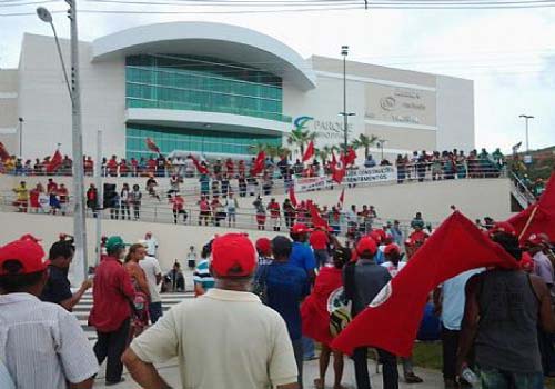 Sem-terra ocupam estacionamento de shopping recém-inaugurado