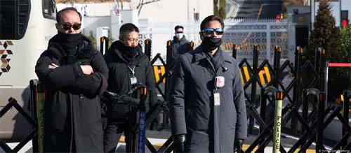 .  Coreia do Sul suspende tentativa de prisão de presidente afastado Yoon Suk Yeol