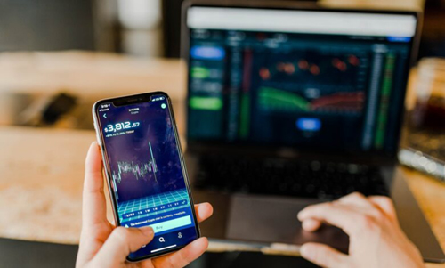O que é melhor: investir com corretora ou com banco?