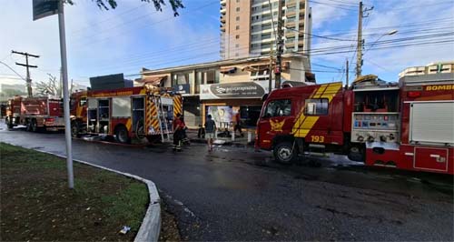 Incêndio destrói loja de materiais para piscina na Avenida Antônio Gomes de Barros