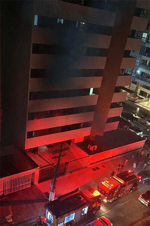 Bombeiros são acionados para conter princípio de incêndio em apartamento na Jatiúca