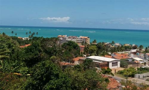 Mãe e filho são alvejados a tiros após serem chamados à porta de casa