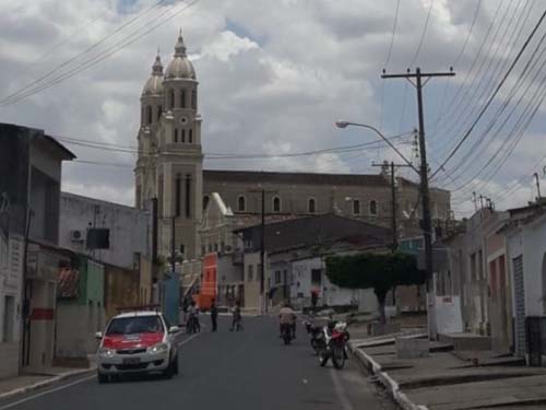 Após ameaçar populares e esfaquear homem, jovem é linchado e termina preso em Igreja Nova