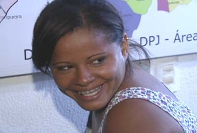 Mulher é presa por homicídio e dispara: 