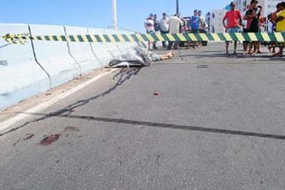 Jovem morre em acidente de morto e amigo fica ferido