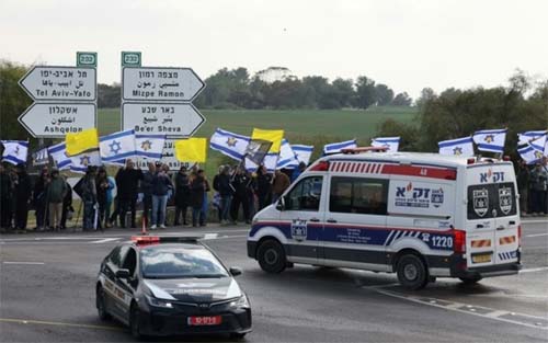 Israelenses se reúnem em luto para receber corpos de reféns devolvidos pelo Hamas