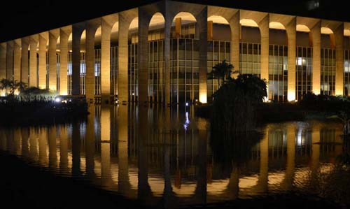 Itamaraty tenta retirar cidadãos naturalizados brasileiros do Afeganistão