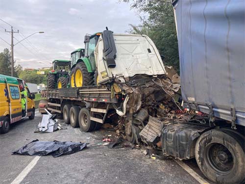 Acidente entre carretas e carro deixa 4 mortos em Itapecirica da Serra