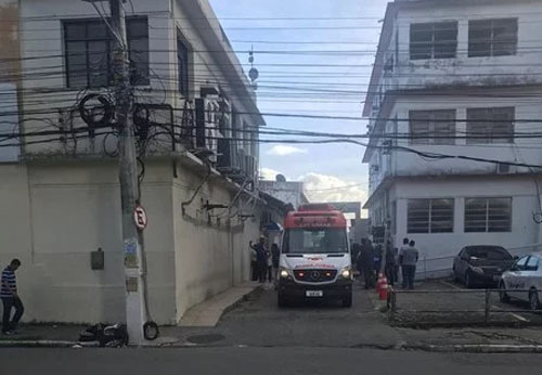 Trabalhador cai de telhado durante obra no prédio do Itec
