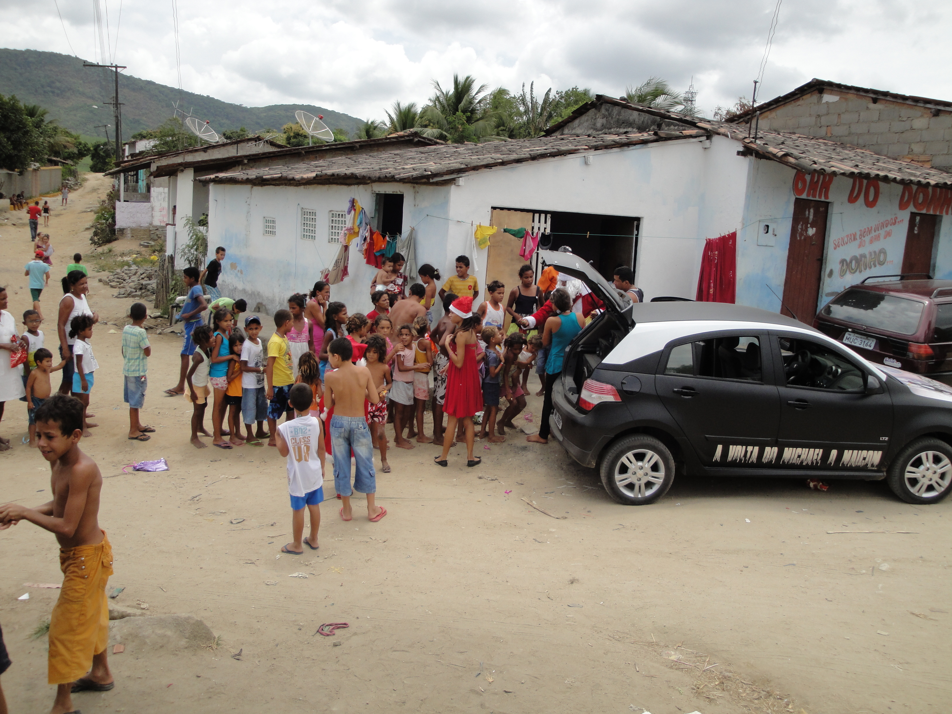 'Mestre Ivo' vestido de Papai Noel fez a alegria das crianças pobres de União neste Natal