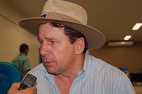 ‘Político no Brasil é muito mal remunerado’, reclama senador