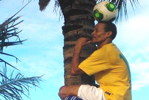 Alagoano de 49 anos dá show com a bola fora de treino e se oferece a Felipão 