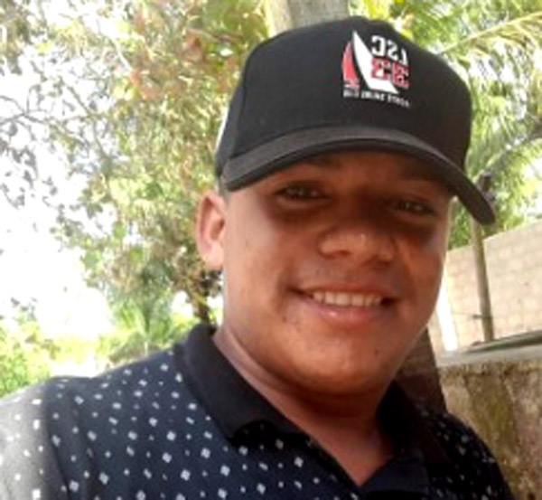 Homem é morto a tiros na frente de bar