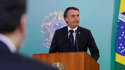 Bolsonaro sanciona lei que cassa CNH de condenados por 5 tipos de crime