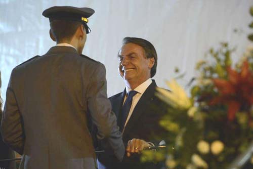 Bolsonaro enaltece Forças Armadas em defesa à soberania sobre a Amazônia