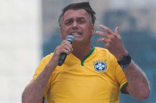 Ex-presidente Jair Bolsonaro recebe visita de políticos e apoiadores em hotel antes de ato na praia de Copacabana