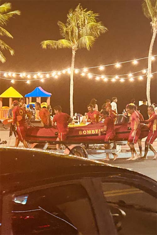 Embarcação vira no mar de Ponta Verde e Corpo de Bombeiros realiza resgate