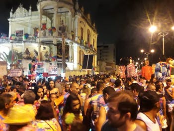 Ao som do Frevo e do Afro Afoxé, foliões lotam avenida no Jaraguá Folia