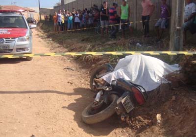 Jovem é executado com tiros na nuca e nas costas por motoqueiros