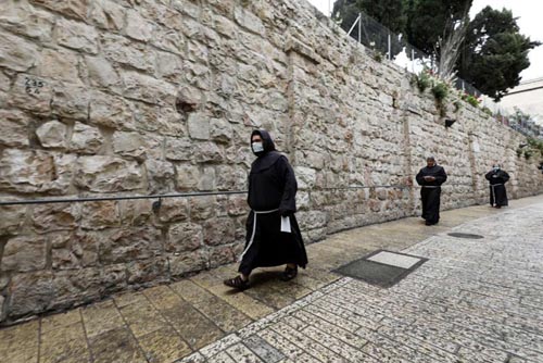 Em Via Dolorosa vazia, arcebispo pede orações para vítimas da Covid-19
